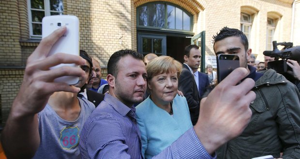 Kancléřka Angela Merkelová s běženci (archivní foto)