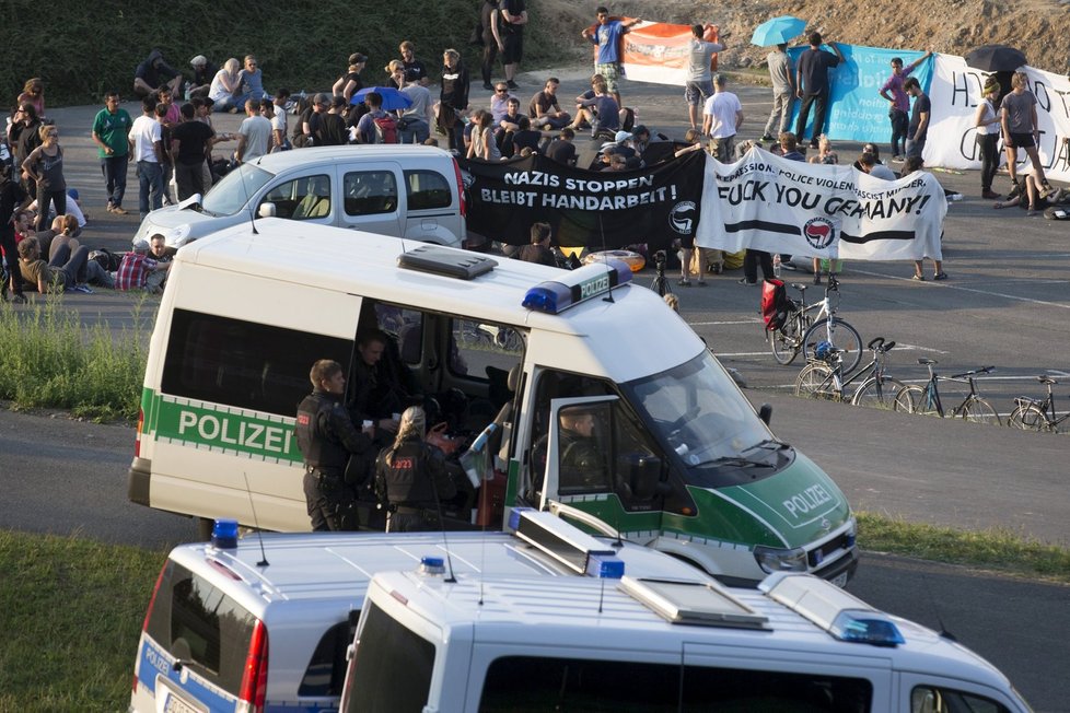 Výtržnosti před uprchlickým centrem v saském Heidenau nedaleko českých hranic