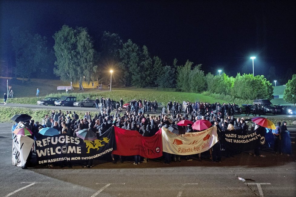 Výtržnosti před uprchlickým centrem v saském Heidenau nedaleko českých hranic