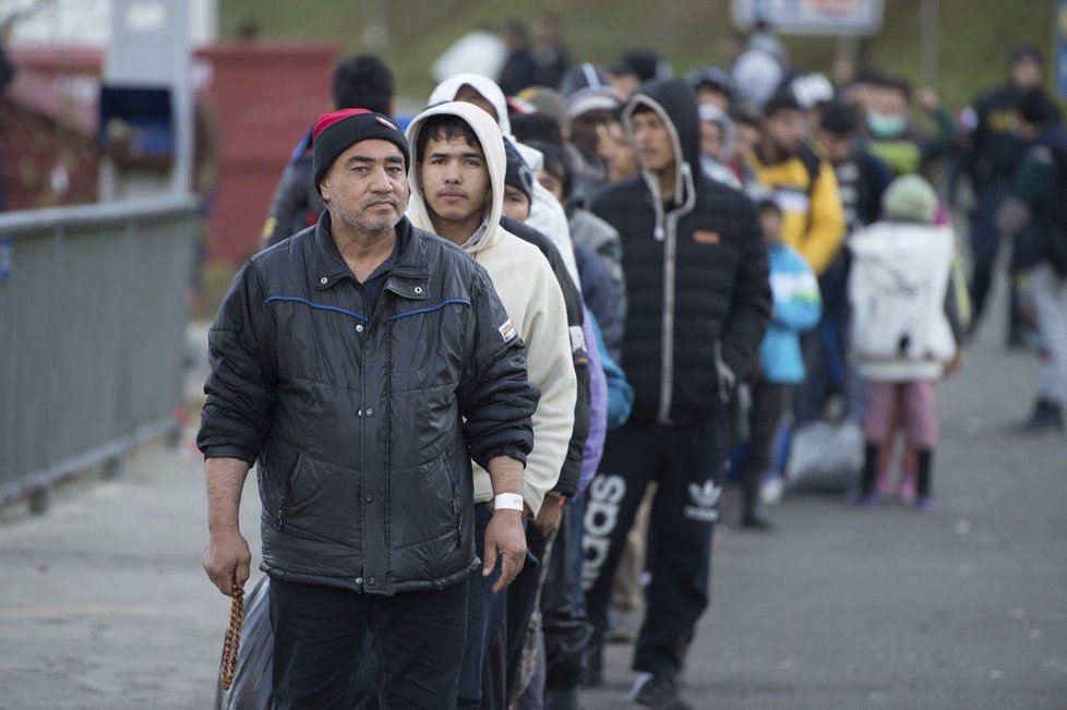 Loni dorazil do Německa přes milion imigrantů, Berlín ubytovává uprchlíky, kde se dá.