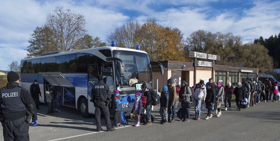 Z šikany migrantů v azylovém centru jsou obviněny tři desítky lidí (ilustrační foto)