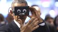 Prezident Obama zkouší brýle na virtuální realitu na návštěvě Německa