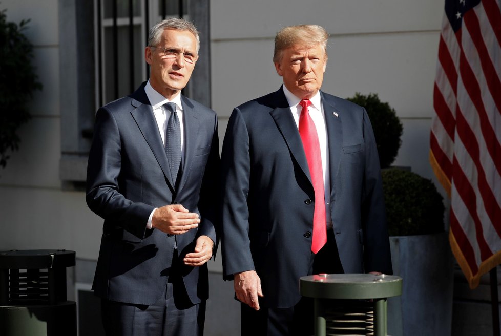Americký prezident Německo za jeho obchody s Ruskem ostře kritizoval při schůzce s generálním tajemníkem aliance Jensem Stoltenbergem před dnešním summitem NATO v Bruselu