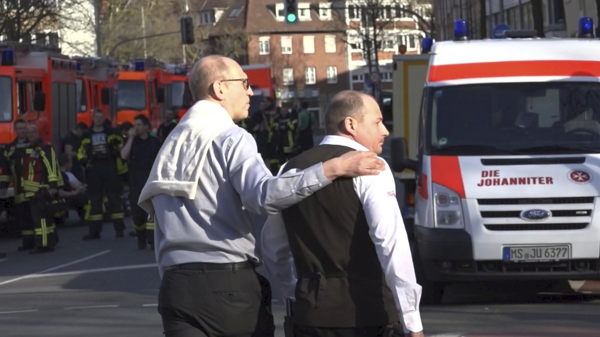 V německém městě Münster někdo najel do lidí sedících na zahrádce jedné restaurace v centru, incident má několik mrtvých. Pachatel spáchal sebevraždu.