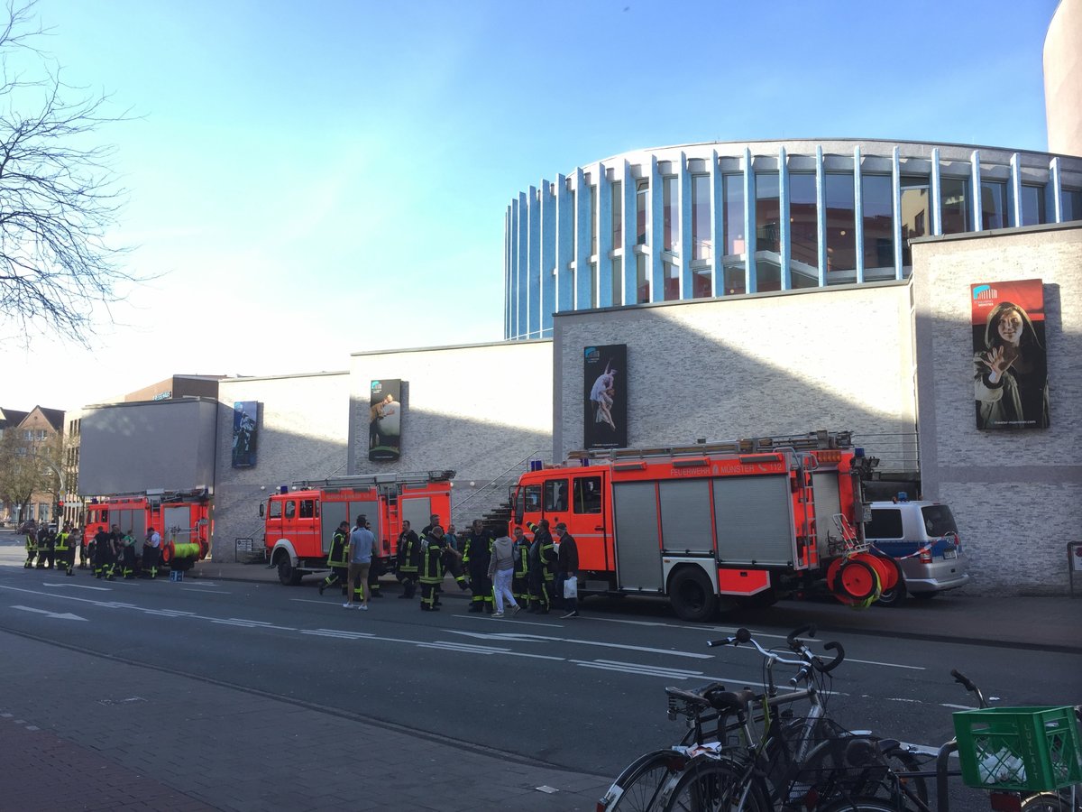 V německém městě Münster někdo najel do lidí sedících na zahrádce jedné restaurace v centru, incident má několik mrtvých. Pachatel spáchal sebevraždu.