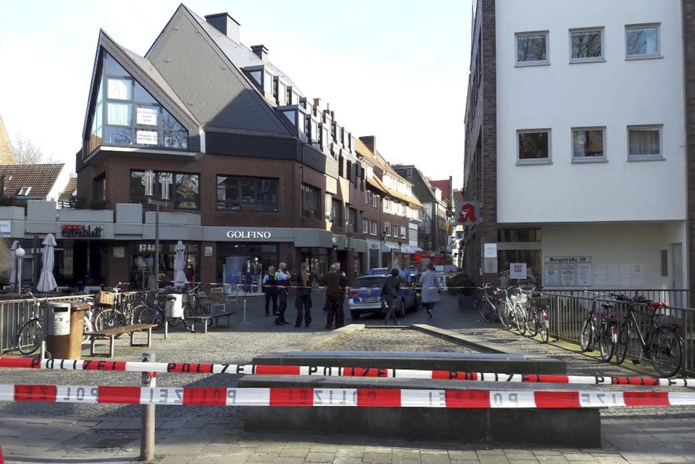 V německém městě Münster někdo najel do lidí sedících na zahrádce jedné restaurace v centru, incident má několik mrtvých. Pachatel spáchal sebevraždu.