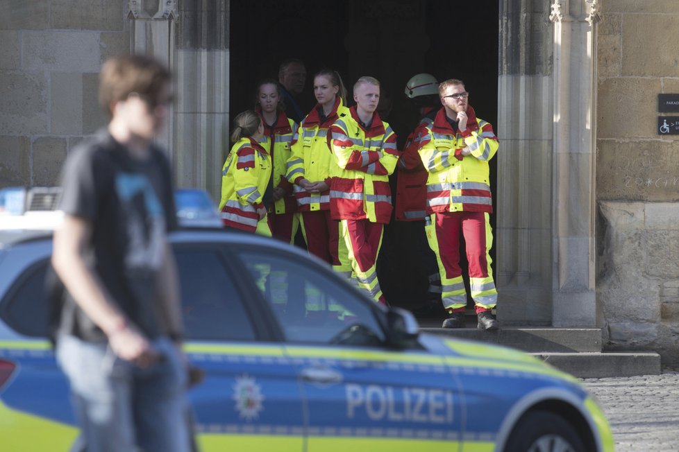 V německém městě Münster někdo najel do lidí sedících na zahrádce jedné restaurace v centru, incident má několik mrtvých. Pachatel spáchal sebevraždu.