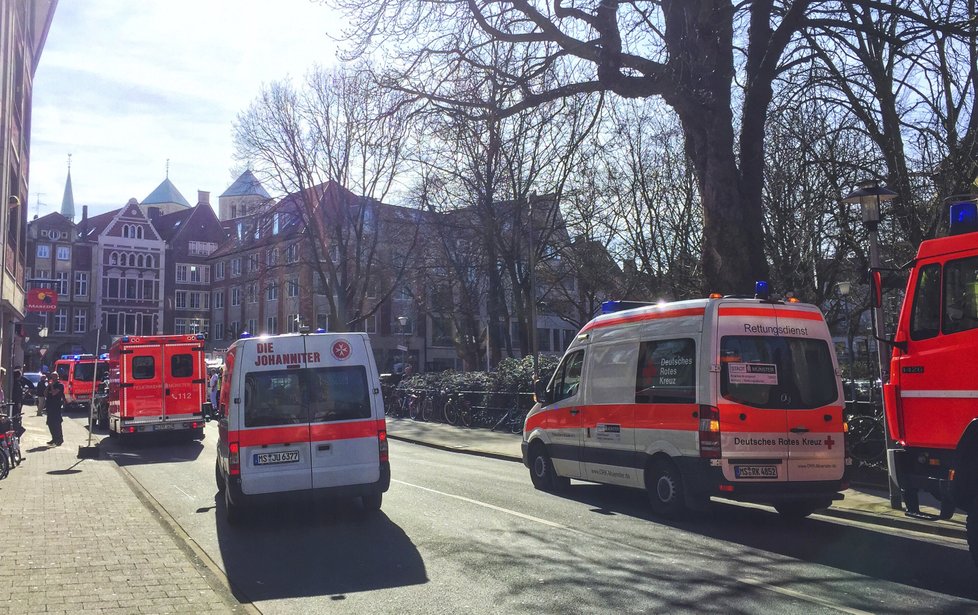 V německém městě Münster někdo najel do lidí sedících na zahrádce jedné restaurace v centru, incident má několik mrtvých. Pachatel spáchal sebevraždu.