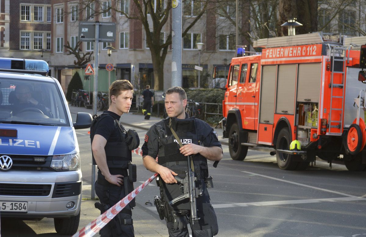 V německém městě Münster někdo najel do lidí sedících na zahrádce jedné restaurace v centru, incident má několik mrtvých. Pachatel spáchal sebevraždu.