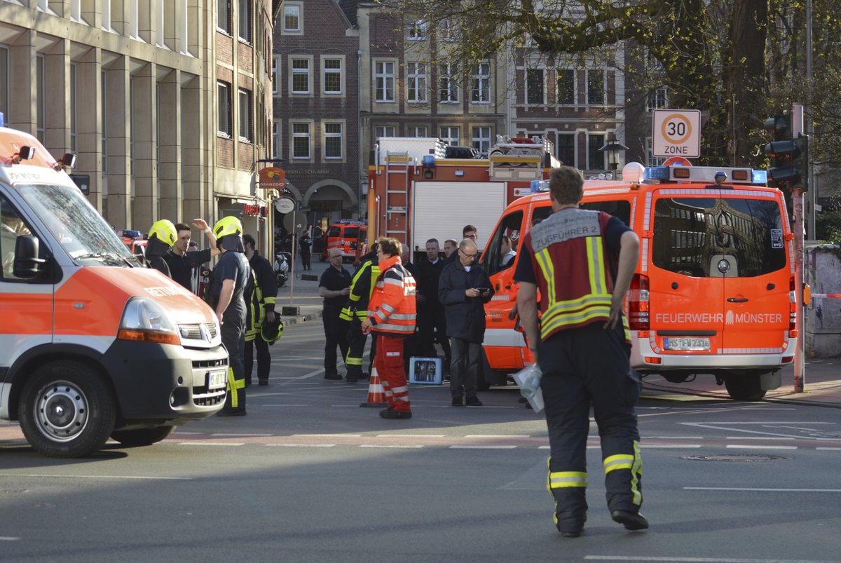 V německém městě Münster někdo najel do lidí sedících na zahrádce jedné restaurace v centru, incident má několik mrtvých. Pachatel spáchal sebevraždu.