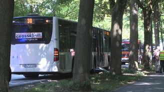 Íránec v německém autobuse pobodal 14 lidí a chtěl utéct. Dva lidé jsou zraněni vážně