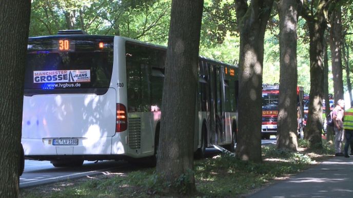 Íránec v autobuse v severoněmeckém přístavním městě Lübecku dnes zranil nožem 14 lidí