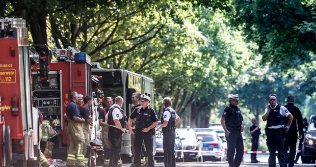 Útok v Německu: Muž pobodal v autobuse devět cestujících, o teror prý nejde