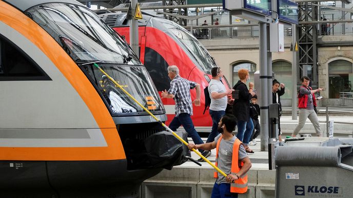 Požár poškodil klíčovou železniční trať mezi Düsseldorfem a Kolínem nad Rýnem. Požár poškodil klíčovou železniční trať mezi Düsseldorfem a Kolínem nad Rýnem.