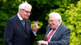 Ve věku 94 zemřel bývalý šéf německé SPD Hans-Jochen Vogel (vlevo)