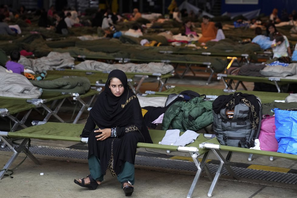 Pohled na evakuované Afghánce včetně jejich dětí na americké letecké základně Ramstein v Německu (24.8.2021)