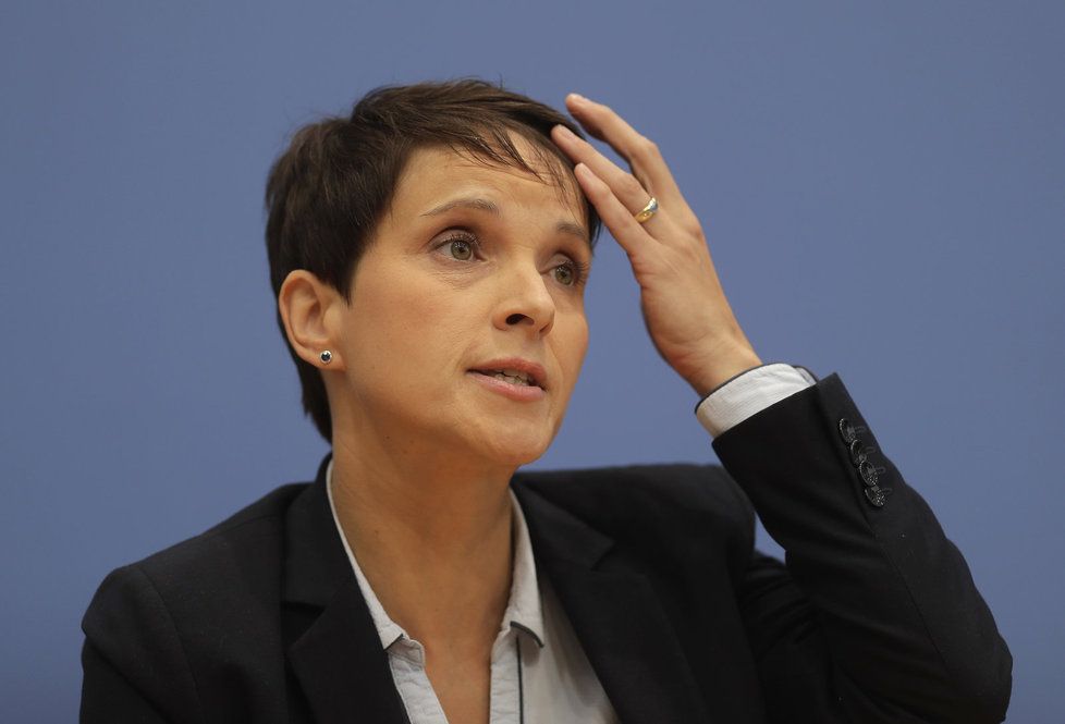 Někdejší lídryně Frauke Petryová řady AfD opustila