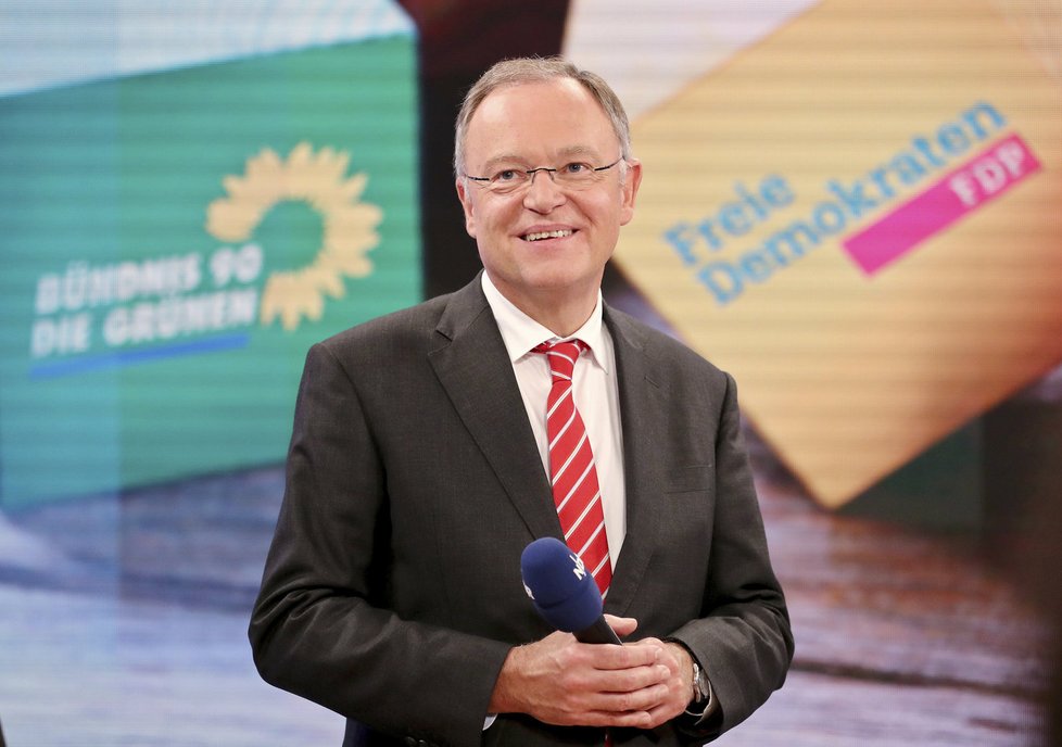 Z vítězství v zemských volbách v Dolním Sasku se radovala SPD v čele se Stephanem Weilem.