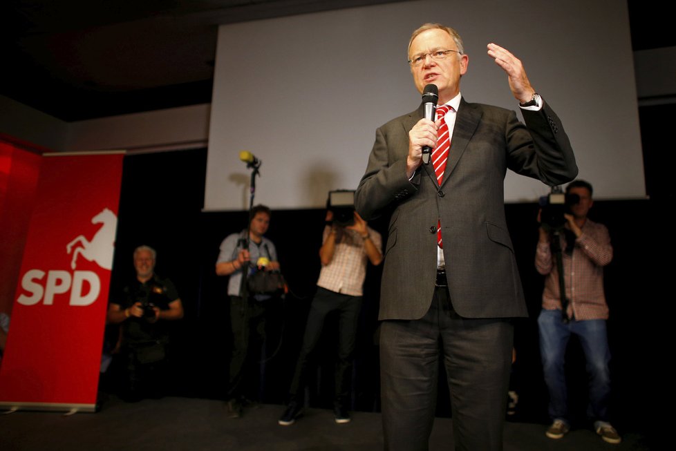 Z vítězství v zemských volbách v Dolním Sasku se radovala SPD v čele se Stephanem Weilem.