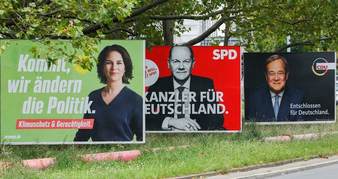 Volby v Německu: Lídr SPD Olaf Scholz, lídry CDU a Zelených.