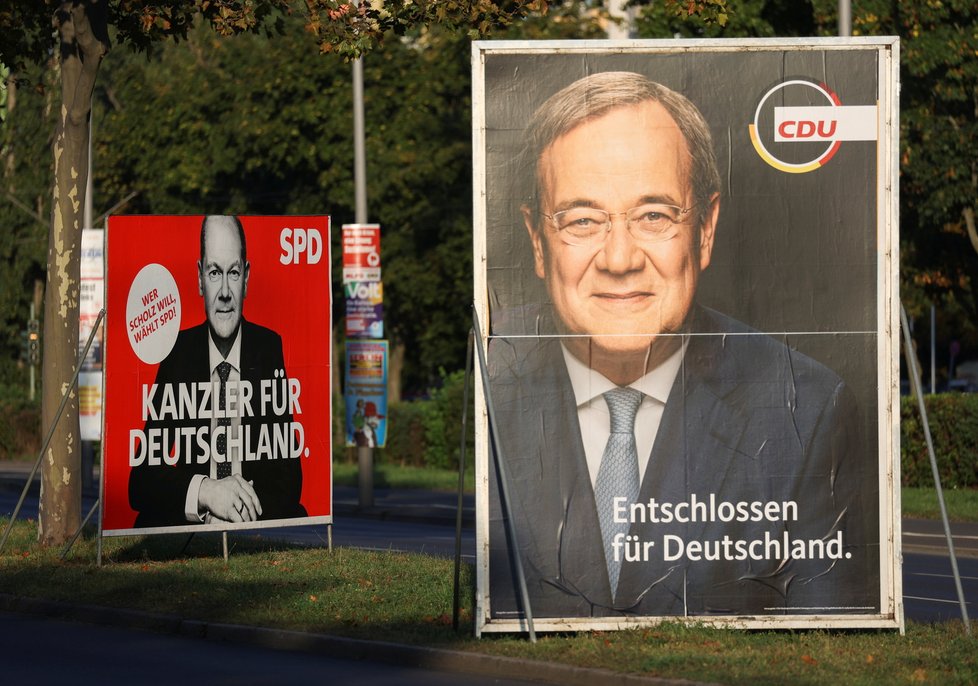 Volby v Německu: Lídr SPD Olaf Scholz (v pozadí) a lídr CDU Armin Laschet