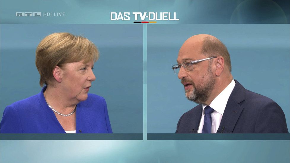Merkelová v průzkumech nad Schulzem jasně vede. Do další debaty s ním jít nechce.