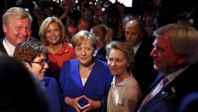 Bývalý šéf europarlamentu Martin Schulz s německou kancléřkou Angelou Merkelovou