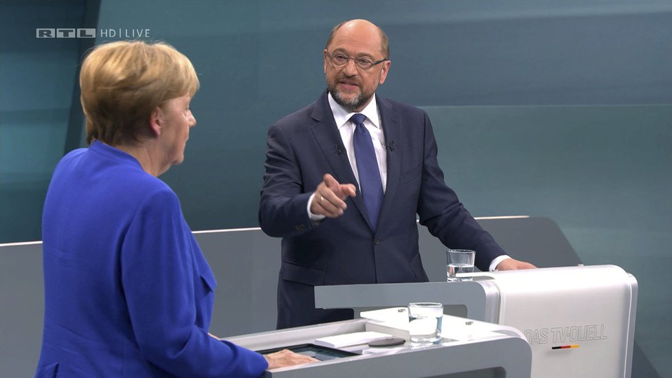 Německé volby: Strana Merkelové v průzkumu drtila sociální demokraty, které vede Martin Schulz