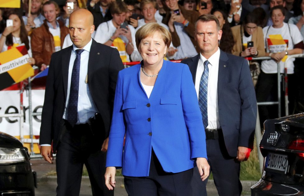 Německé volby: Strana Merkelové v průzkumu drtila sociální demokraty, které vede Martin Schulz