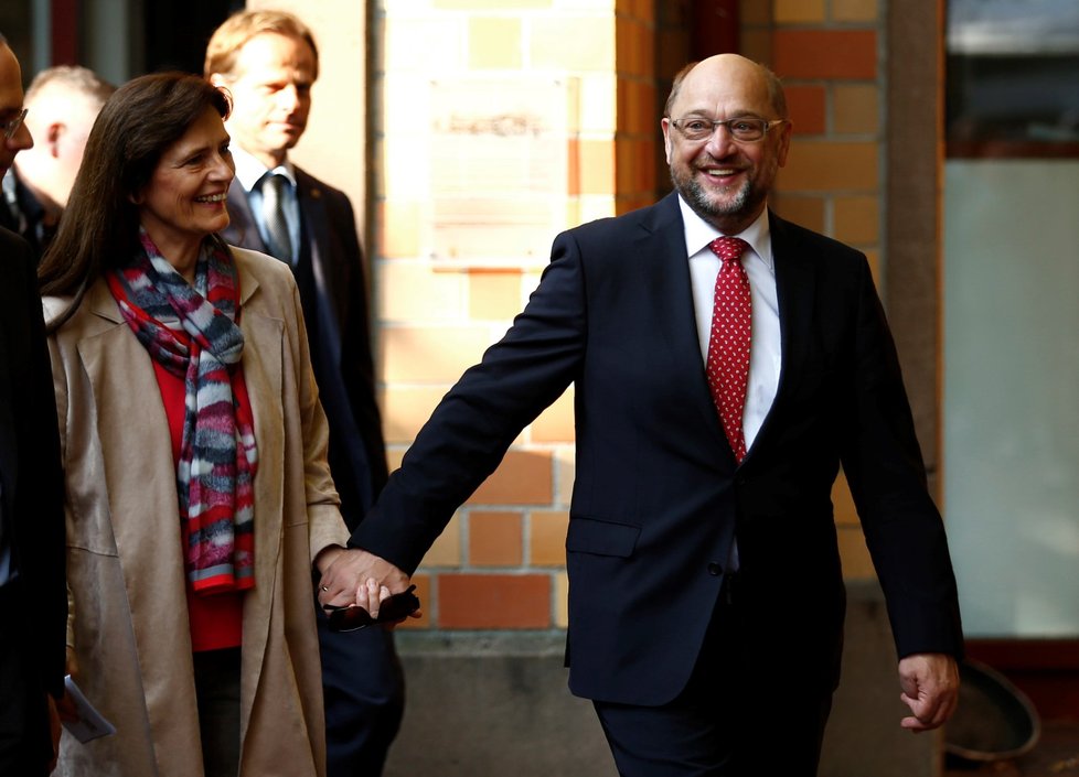 Německé parlamentní volby: Hlas odevzdal i největší konkurent Merkelové, bývalý předseda Evropského parlamentu Martin Schulz (SDP).