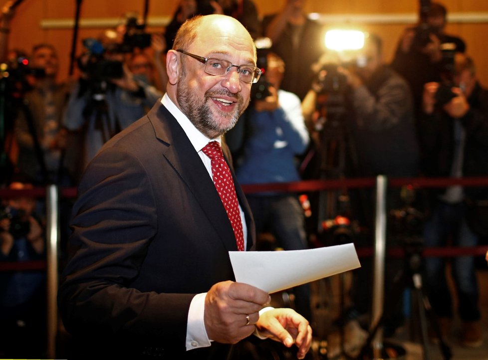 Německé parlamentní volby: Hlas odevzdal i největší konkurent Merkelové, bývalý předseda Evropského parlamentu Martin Schulz (SDP).