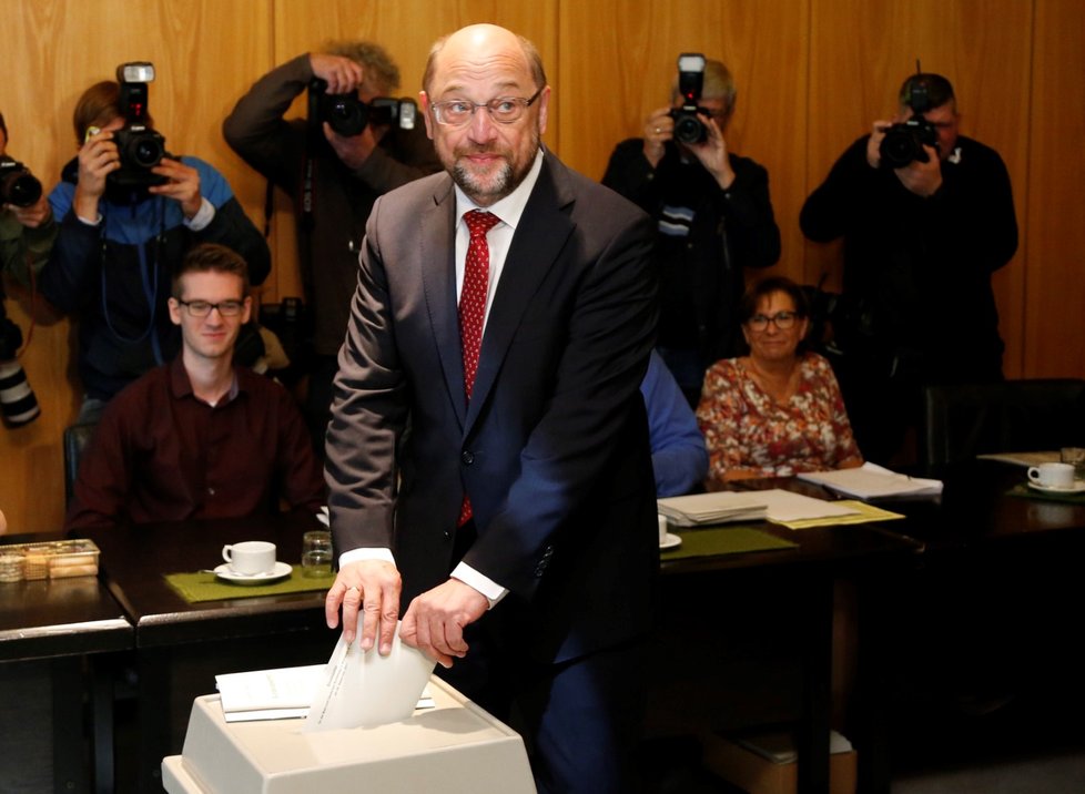 Německé parlamentní volby: Hlas odevzdal i největší konkurent Merkelové, bývalý předseda Evropského parlamentu Martin Schulz (SPD).