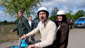 Volby v německé spolkové zemi Sasko-Anhaltsko: Lídr AfD Ulrich Siegmund s manželkou Julií. (6.9.2026)