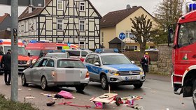 Automobil vjel do davu lidí v tradičním masopustním průvodu v městečku Volkmarsen v centrálním Německu.