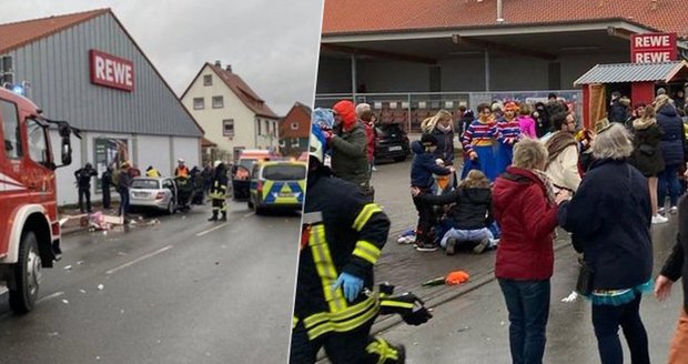 Auto najelo do masopustního průvodu. Šofér cílil na děti, tvrdí svědci, zraněných je 30