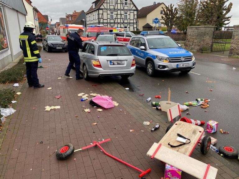 Automobil vjel do davu lidí v tradičním masopustním průvodu v městečku Volkmarsen v centrálním Německu.