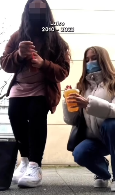 Luisa (vpravo) na TikTok videu s jednou z vražedkyň.
