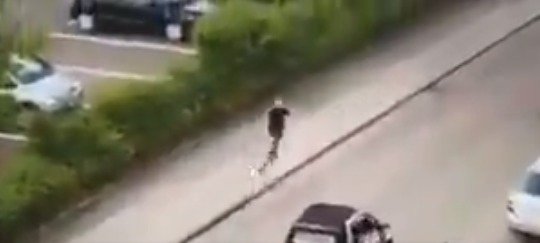 Muž byl na ulici Stuttgartu ubodán zbraní podobnou meči, pachatel z místa činu utekl.