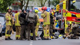 Výbuch paneláku v Německu: Zraněno je nejméně 12 záchranářů. Policie zadržela muže