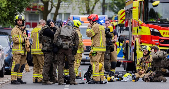 V Německu došlo k výbuchu paneláku: Zraněno je nejméně 10 hasičů a 2 policisté