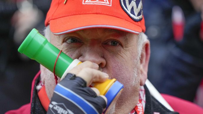 Předloňské protesty zaměstnanců Volkswagenu proti uzavírání továren a propouštění. Hlavní problém Německa je ale podle expertů v tom, že jeho hlavní vývozní artikly už moc nezapadají do reality 21. století. Předloňské protesty zaměstnanců Volkswagenu proti uzavírání továren a propouštění. Hlavní problém Německa je ale podle expertů v tom, že jeho hlavní vývozní artikly už moc nezapadají do reality 21. století.