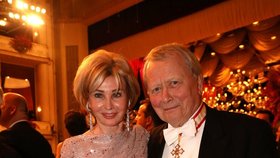 Miliardář Wolfgang Porsche s manželkou.