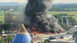 Inferno v obřím německém zábavním parku. Plameny šlehaly 15 metrů vysoko