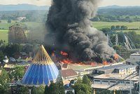 Inferno v obřím německém zábavním parku. Plameny šlehaly 15 metrů vysoko