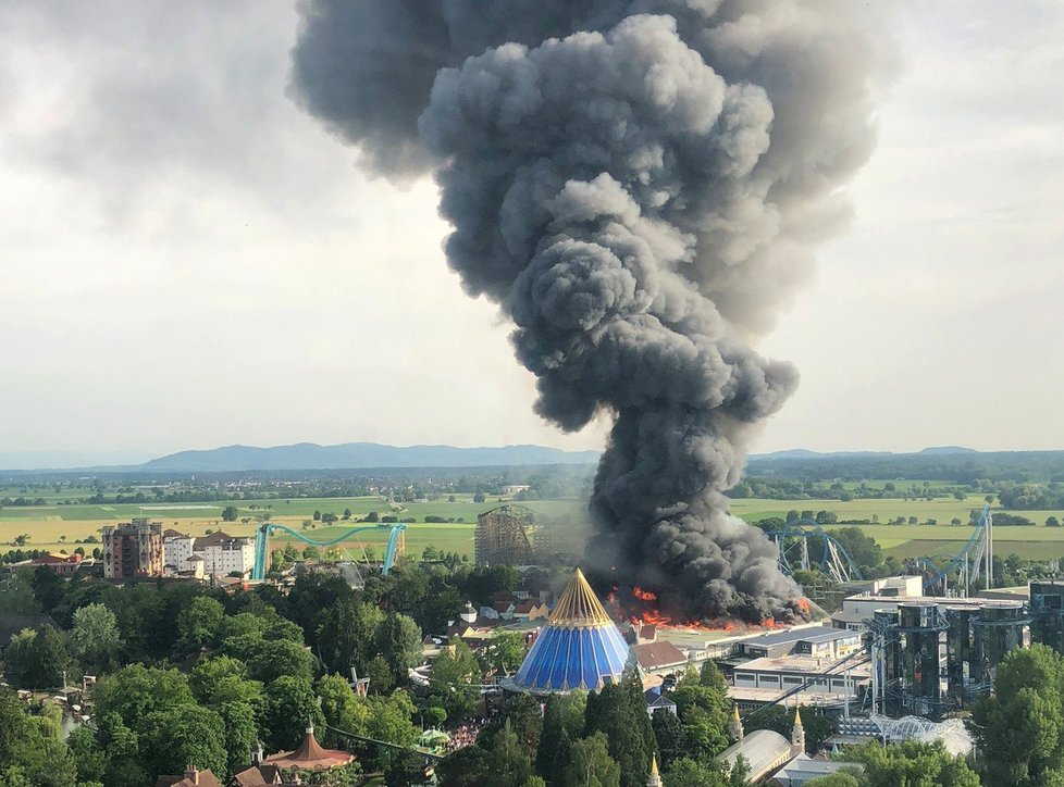 Zábavní park v Německu zasáhl ničivý požár. Evakuováno bylo 25 000 návštěvníků