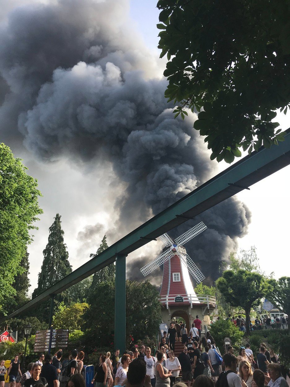 Zábavní park v Německu zasáhl ničivý požár. Evakuováno bylo 25 000 návštěvníků