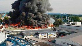 Německý zábavní park Europa-Park zasáhl požár. Hasiči s ním bojovali několik hodin