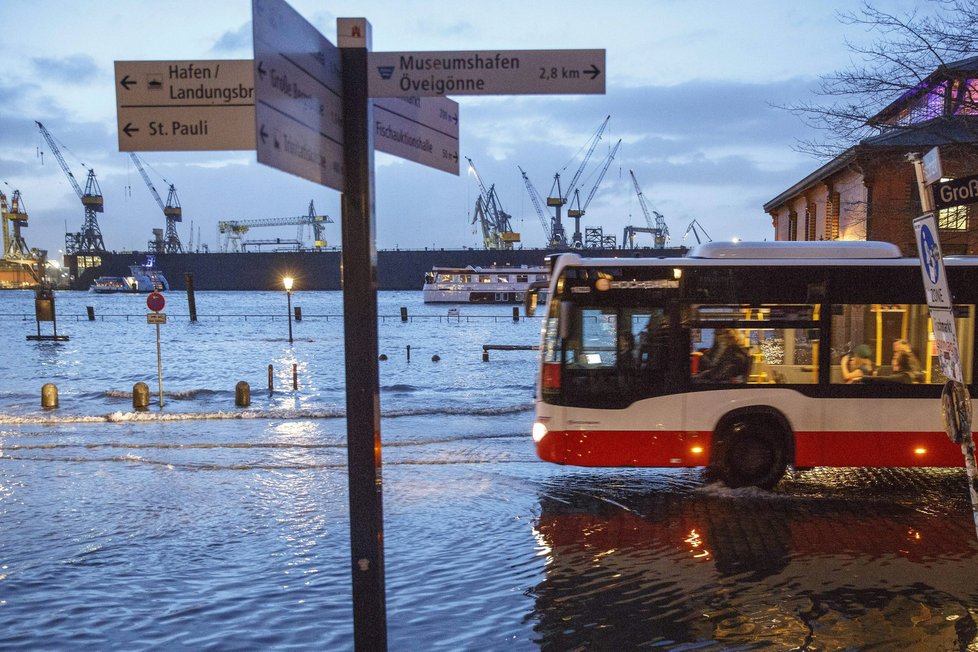 Sever Německa postihly nejhorší záplavy za 10 let.