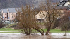 Německo zasáhly bleskové záplavy: Stoupající voda v Dieblichu (4.2.2020)