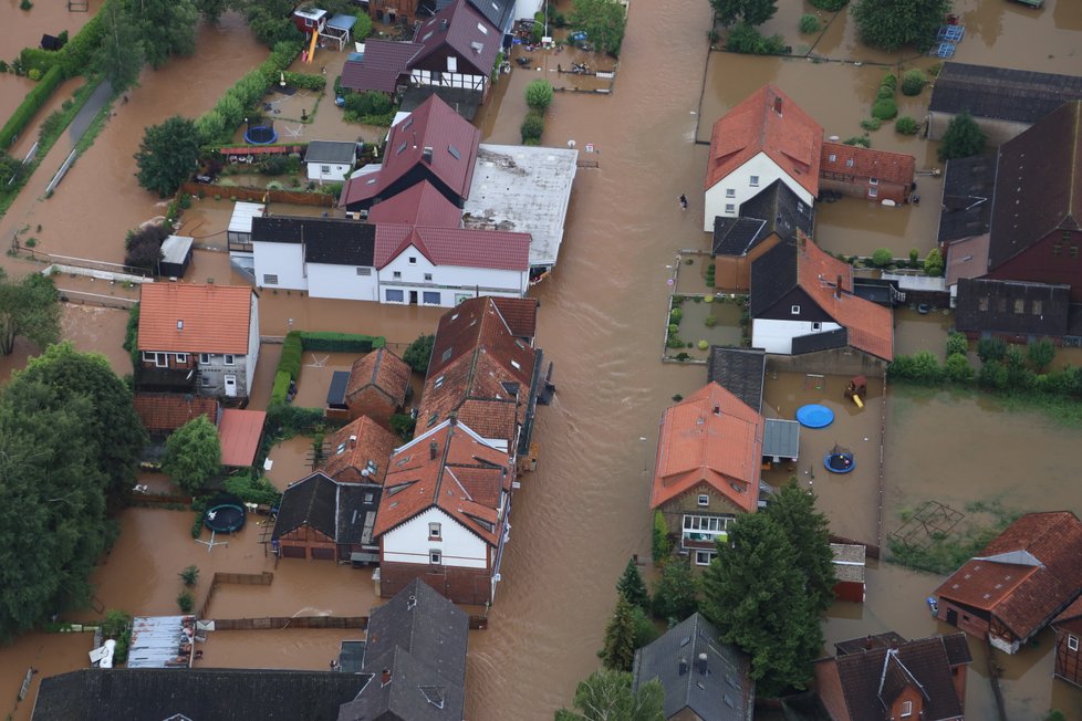 Střední Německo čelí záplavám, jedna žena se pohřešuje.